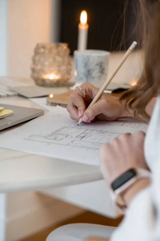 Ręka architektki szkicująca projekt mieszkania