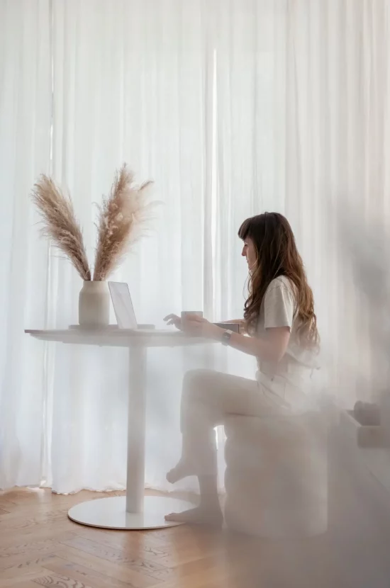 Architekta skupiona nad projektem