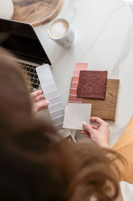 Architekt dopasowuje kolor próbki materiałów z próbnikiem kolorów